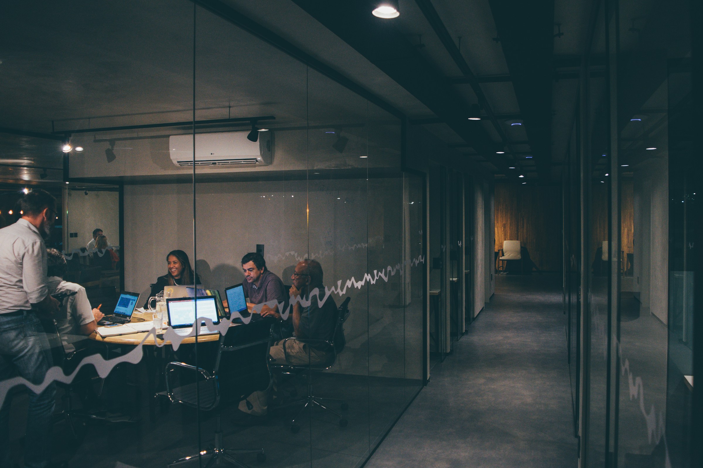 Equipe de consultores especializados em licitações públicas da Aptivo